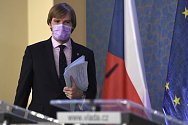 Ministr zdravotnictví Adam Vojtěch přichází na tiskovou konferenci po schůzi vlády 4. května 2020 v Praze