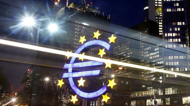 Znak eura před budovou Evropské centrální banky ve Frankfurtu. Ilustrační foto