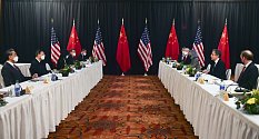 Americký ministr zahraničí Antony Blinken (vpravo uprostřed) a Jang Ťie-čch' (vlevo uprostřed) z vedení čínské komunistické strany při jednání v aljašském městě Anchorage 19. března 2021