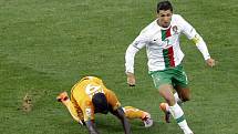 Portugalský kanonýr Cristiano Ronaldo (vpravo) a Cheicka Tiote z Pobřeží slonoviny.
