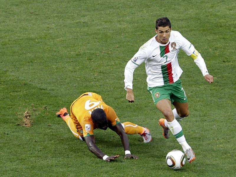 Portugalský kanonýr Cristiano Ronaldo (vpravo) a Cheicka Tiote z Pobřeží slonoviny.