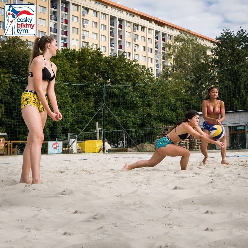 Czech Bikini Team si užíval na louce i na mole; https://www.instagram.com/czechbikiniteam/