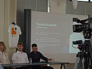Jana Klusáková, Patrik Novák a Martin Malhocký představují osvětovou kampaň určenou zejména teenagerům. Pravě oni tráví velké množství času online.