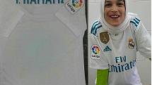 Umělkyně Fatemeh v dresu Realu Madrid.