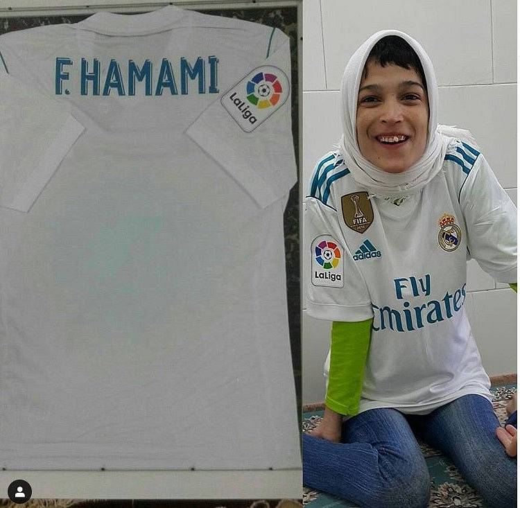 Umělkyně Fatemeh v dresu Realu Madrid.