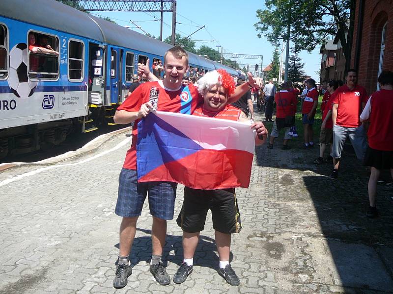 Třetí vítěz společné soutěže Oficiálního fanclubu české reprezentace a Deníku „Fandím nároďáku!“ Daniel Javorský a jeho otec Petr Javorský cestovali na Euro na rozhodující zápas českých fotbalistů s Polskem.