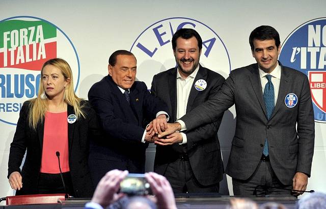 Zleva: Giorgia Meloniová (předsedkyně Bratři Itálie), Silvio Berlusconi (Itálie vpřed), Matteo Salvini (Liga Severu) a Raffaele Fitto.