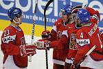 Čeští hokejisté se radují z gólu proti Lotyšsku.