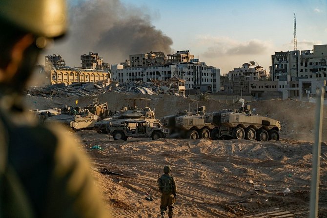 Záchranáři v palestinské Gaze pomohli s porodem dítěte, kterému zemřela matka.