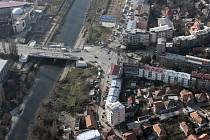 Kosovská Mitrovica, město rozdělené řekou Ibar na srbskou a albánskou část.