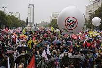 Desítky tisíc lidí demonstrují v Berlíně a dalších šesti německých městech proti dohodám o volném obchodu, které chce Evropská unie uzavřít s Kanadou (CETA) a Spojenými státy (TTIP). 