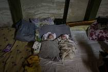 Novorozená dvojčata narozená v krytu v Kyjevě.