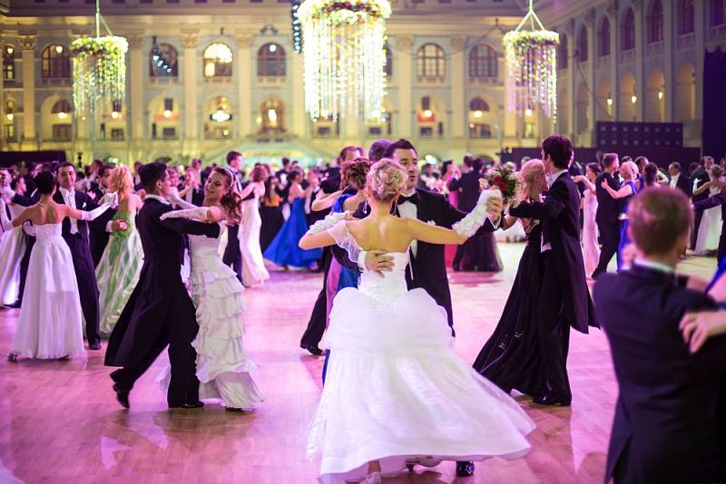 Přelom roku neodmyslitelně patří plesům a tanečním. Ovšem poslední dvě sezony těmto tradičním kulturním událostem kvůli covidu nehrají do karet