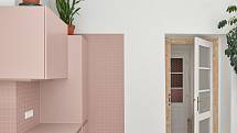 Estetické propojení interiéru zajišťuje pastelově růžová barva využitá v kuchyni, koupelně i chodbě