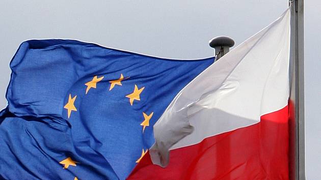 Vlajky Evropské unie a Polska - ilustrační foto.
