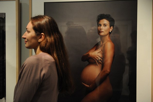 Ikonická fotografie Demi Moore, která byla pořízena během jejího těhotenství