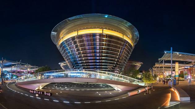 Při jednom z hlavních vchodů na výstavu Expo 2020 v Dubaji hosty vítá pavilon Alif