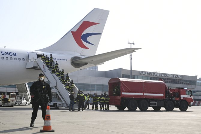 První letadlo se zdravotnickým materiálem z Číny přiletělo 20. března 2020 na pražské Letiště Václava Havla. Na snímku hasiči vykládají obsah letadla