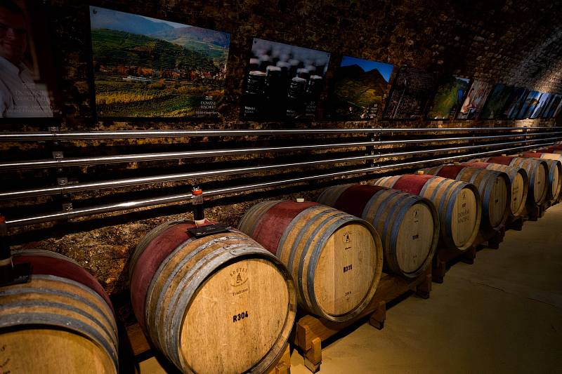 Zrání vína v sudech vinařství Domäne Wachau. Leží na okraji historického městečka Dürnstein. Vinařská turistika v údolí Dunaje.