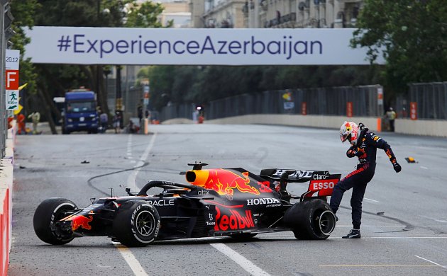 Vzteklý Max, 6. června 2021. Snímek je z Velké ceny Formule 1 v Ázerbájdžánu na okruhu v Baku. Frustrovaný Max Verstappen z Red Bullu zde nakopal svůj monopost poté, co vypadl ze závodu. I přes tuto nepříjemnost se ale nakonec stal letošním šampionem F1