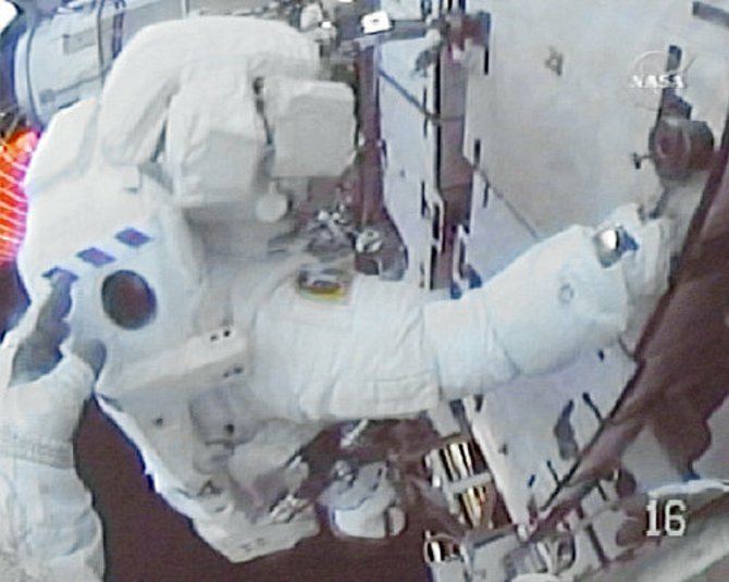 Astronaut Christopher Cassidy z raketoplánu Endeavour při výstupu do kosmu