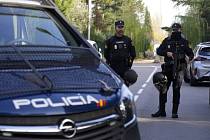 Španělští policisté hlídkují u ukrajinské ambasády v Madridu, 30. listopadu 2022