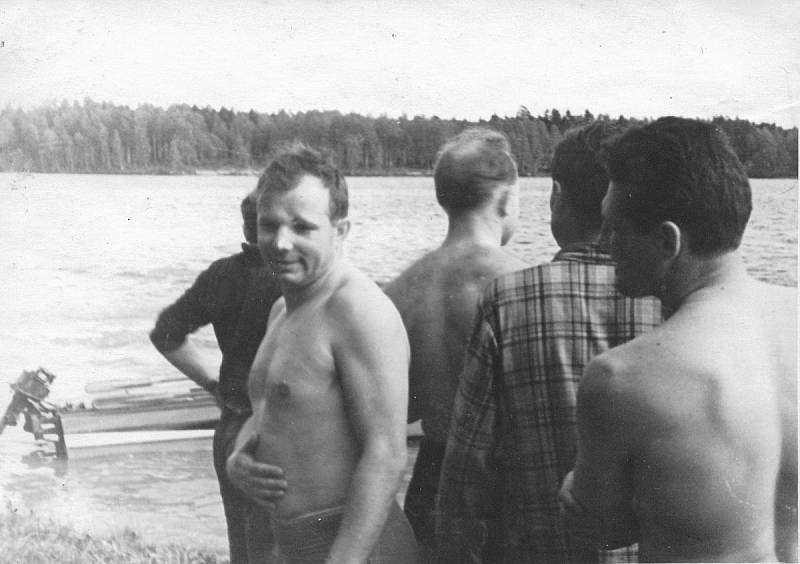 Snímky z rodinného alba, zachycující Jurije Gagarina ve společnosti ostatních sovětských kosmonautů z Hvězdného městečka na společném pikniku v Dolgoprudném