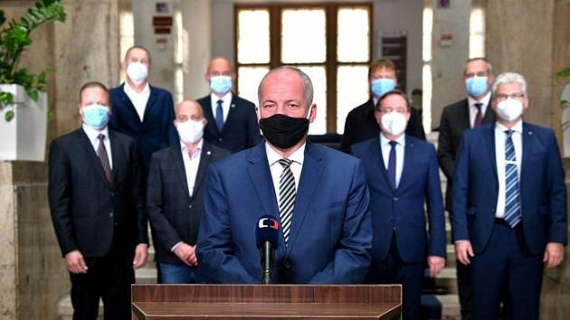 Ministr zdravotnictví Roman Prymula (za ANO) vystoupil s televizním projevem k přijatým vládním opatřením proti šíření koronaviru.