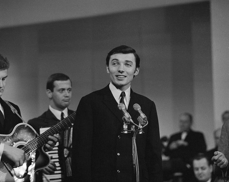 Karel Gott na archivním snímku z roku 1963