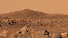 Na nehostinném Marsu mohly v minulosti přežívat mikroby. 