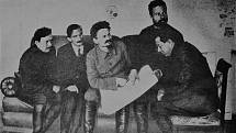 Béla Kun, Jacques Sadoul, Lev Trockij, Michail Frunze a Sergej Gusev v Charkově v roce 1920