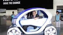 Carlos Ghosn, šéf Renaultu sedí v Twizy Z.E.