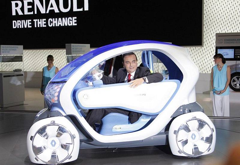 Carlos Ghosn, šéf Renaultu sedí v Twizy Z.E.