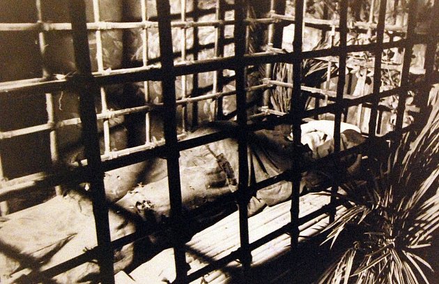 Klec pro vzpurné zajatce, která byla prezentována na výstavě v návštěvním centru Pentagonu. Snímek pořídil dne 8. října 1970 Billy Mason