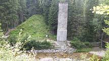 Protržená přehrada Desná. Přehrada byla vybudována na řece Bílé Desné v roce 1915. V září následujícího roku došlo ke katastrofě. Přehrada se protrhla a smetla část obce Desná.