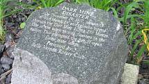Pamětní kámen věnovaný obětem neštěstí v dole Darr v Pensylvánii