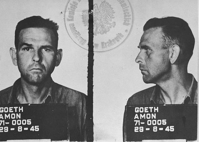 Důstojník SS Amon Göth měl přezdívku Řezník z Płaszówa. V tomto koncentračním táboře mučil a brutálně zabíjel vězně. Za své zločiny byl po válce popraven