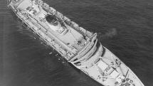 Nakloněný parník Andrea Doria jen pár hodin před tím, než se definitivně ponořil na mořské dno.