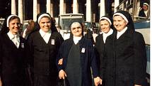 Sestry řádu sester Cyrilek na Velehradě v Římě při svatořečení Anežky České (Marie Dudová druhá zleva)