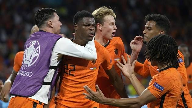 Nizozemský fotbalista Denzel Dumfries (druhý zleva) se raduje se spoluhráči ze svého gólu