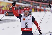 Maxim Vylegžanin se raduje ze zlata ve skiatlonu na MS.