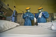 Zdravotnický personál kontroluje 24. března 2020 v ochranných oblecích ventilátor v Korányiho plicního ústavu v Budapešti