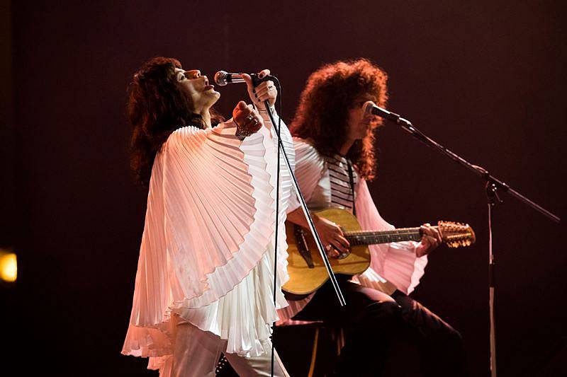 BOHEMIAN RHAPSODY. Snímek mapující život Freddieho Mercuryho začíná a končí triumfálním benefičním koncertem pro Afriku Live Aid. Vrátí se ale i na úplné začátky Queen.