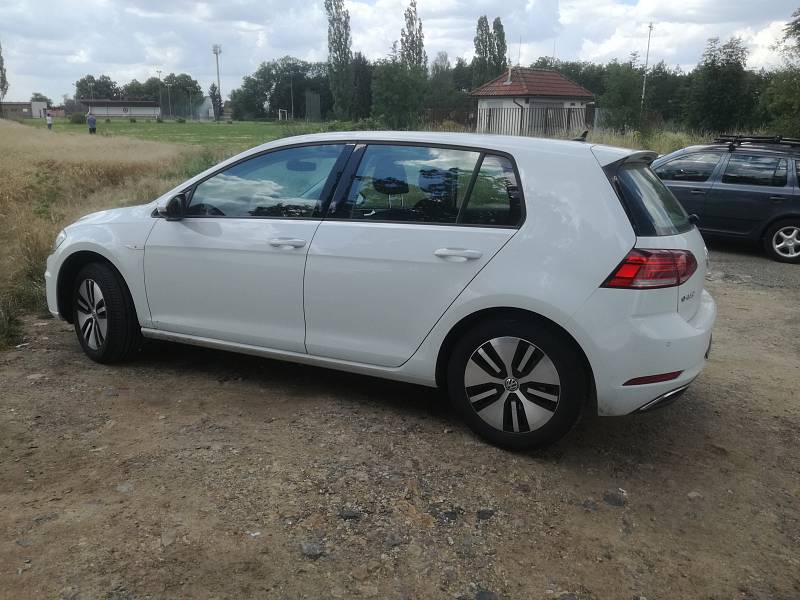 Volkswagen e-Golf se až na detaily neliší od Golfu se spalovacím motorem.