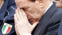 Italský premiér Silivio Berlusconi na pohřbu obětí pondělního zemětřesení.
