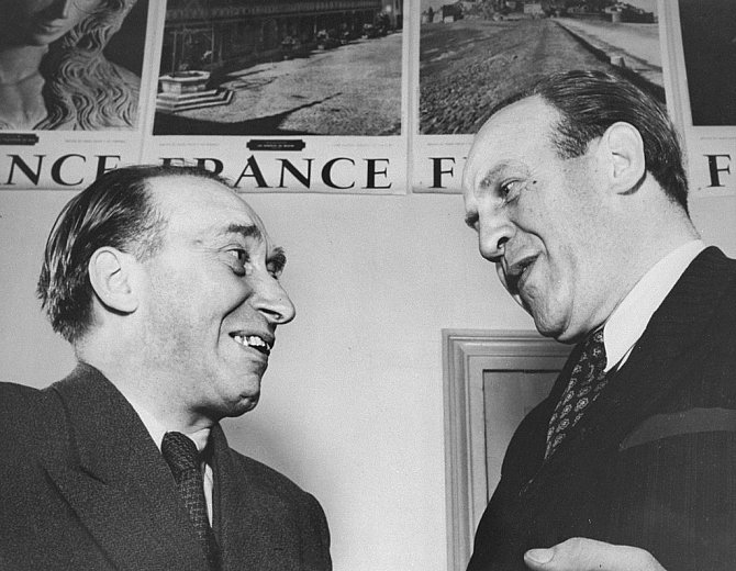 Oskar Schindler (vpravo) a Itzhak Stern. Oba muži se po válce neviděli čtyři roky, pak se však znovu setkali v pařížské kanceláři Herberta Steinhouse. Oba se stále snažili opustit Evropu