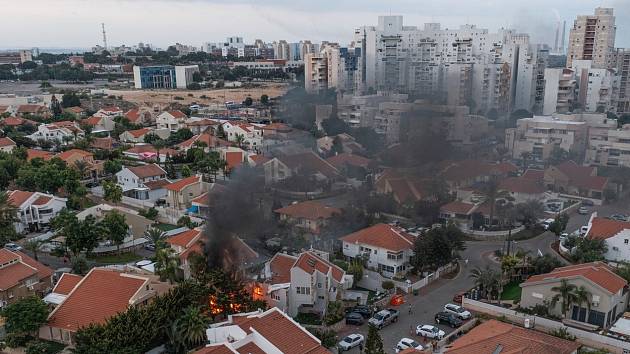 Raketa vypálená z pásma Gazy zasáhla dům v Aškelonu v jižním Izraeli, sobota 7. října 2023