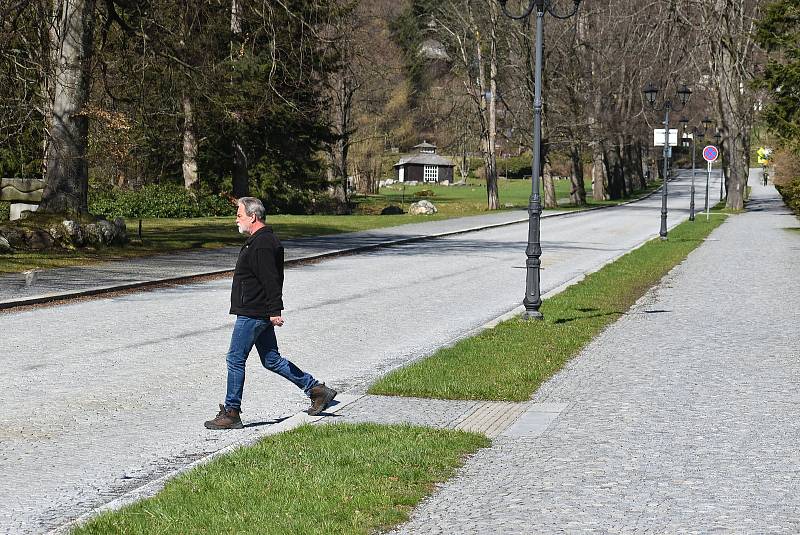 Horské lázně Karlova Studánka lákají klienty sloganem Naber sílu po covidu! Podstatou klimatoterapie je pohyb na čerstvém vzduchu.