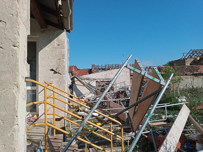 Dvůr těsně po řádění živlu na konci června. Po jihomoravském tornádu opravuje dům už čtyři měsíce i Zlata Maděřičová