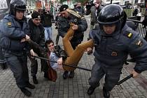 Policie zatýkala demonstranty s "dárky" pro oslavence Putina.